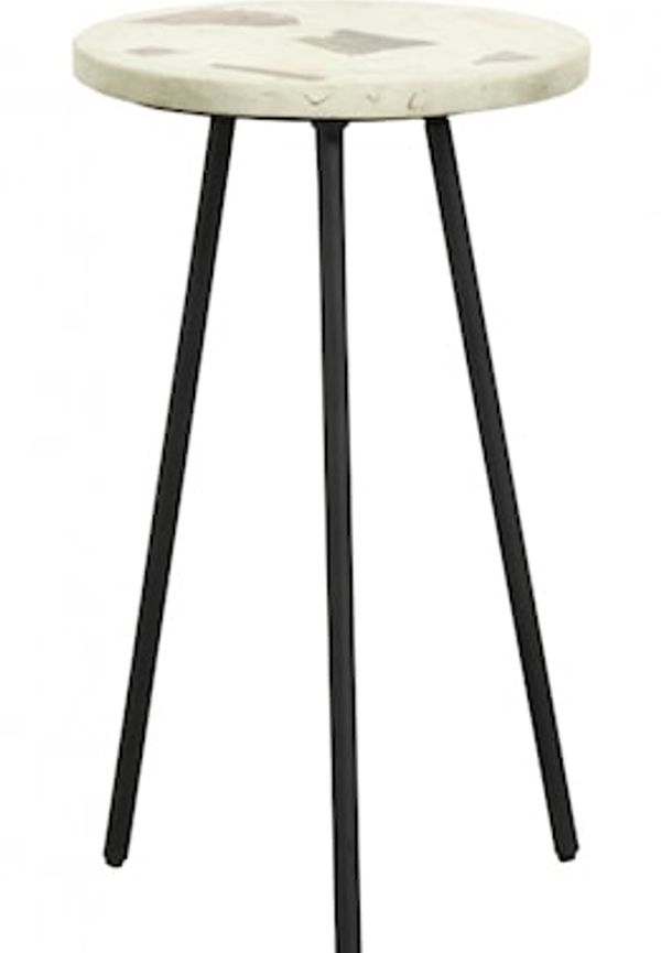 Skön nordal bord i beige färg gjord i järn.