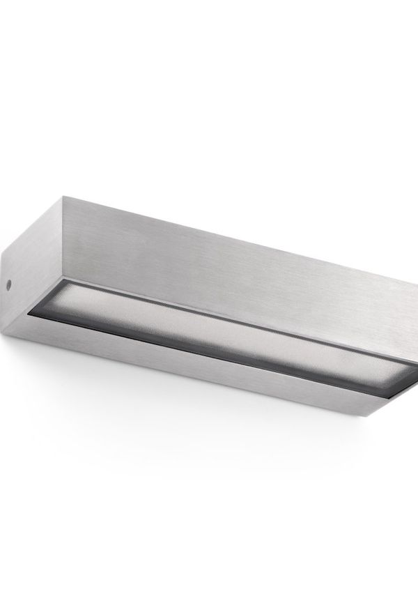 Otroligt fin lampa i aluminium från Faro Barcelona.