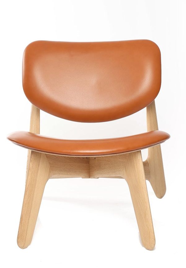 Otroligt snygg fåtölj i ek 2025 från Tom Dixon.