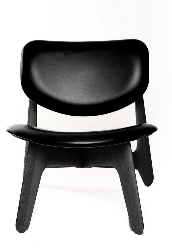 Fantastiskt snygg fåtölj i ek 2025 från Tom Dixon.