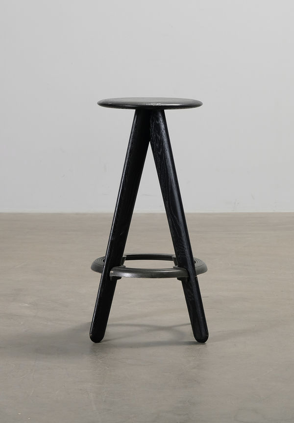 Otroligt snygg svart pall 2024 från Tom Dixon.