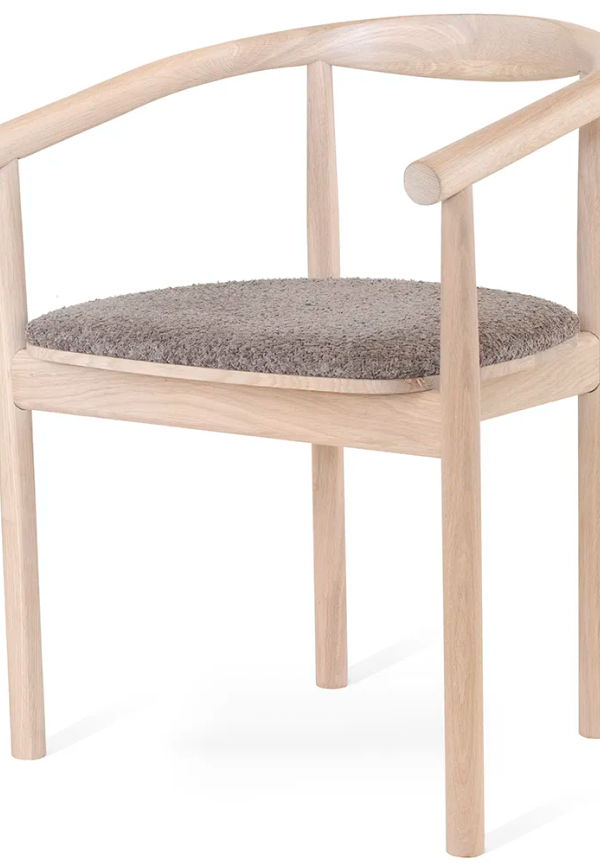 Snygg bord som passar bra vid många olika tillfällen.