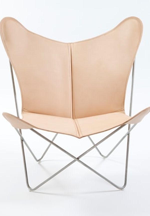 Beige OX DENMARQ-fåtölj i modern modell.