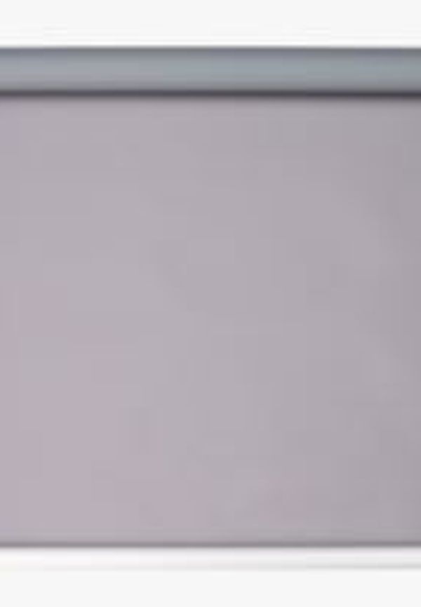 Snygg rullgardin i grå färg gjord i aluminium.