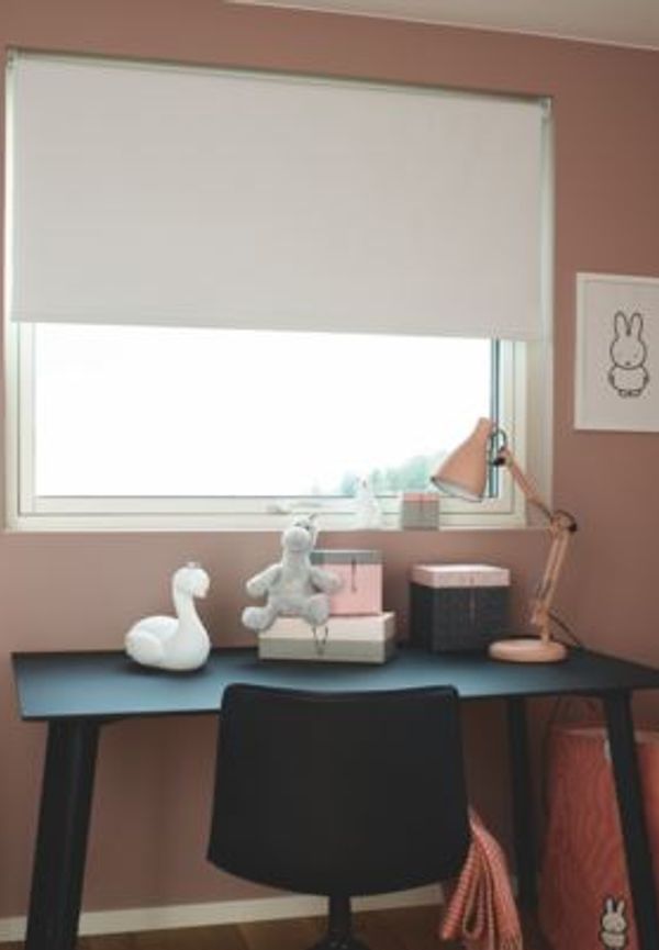 Stilriktig rullgardin i vitt från Dekosol.