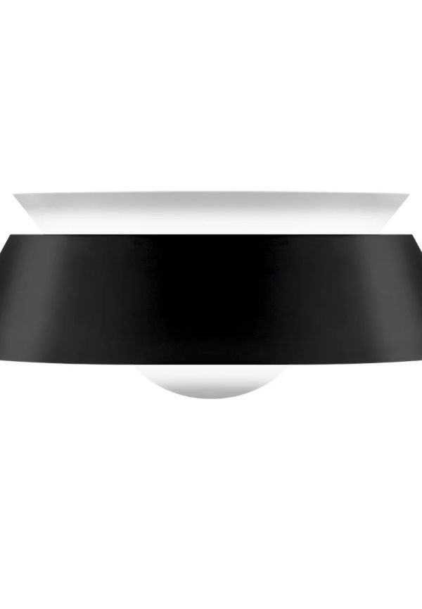 Svart UMAGE-lampa i stilren modell.