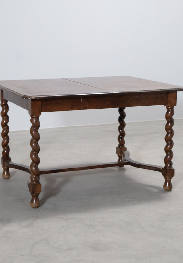 Brun No brand-matbord i skön modell.