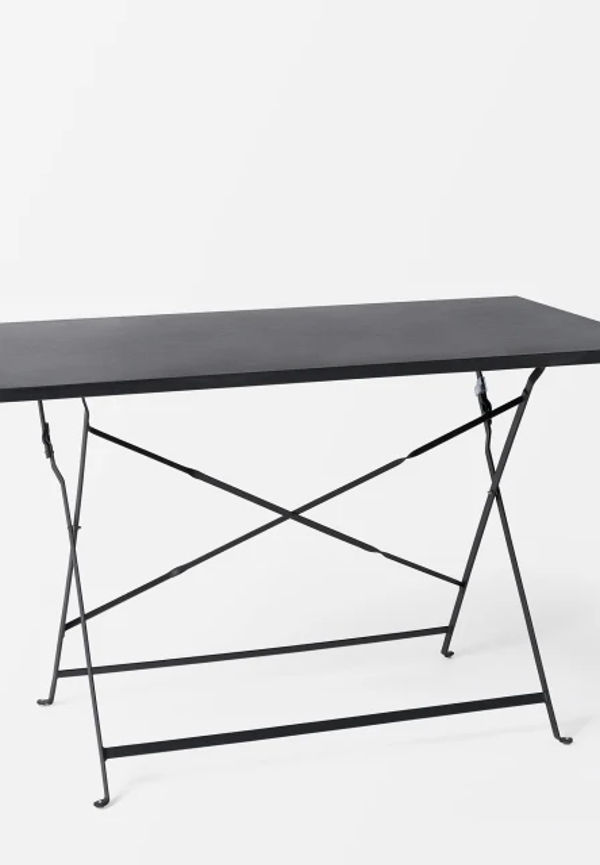 Svart Åhléns-utomhusbord i snygg modell.