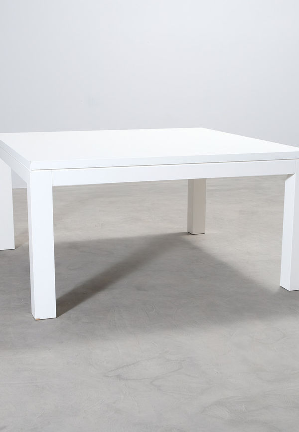 Cool matbord i vitt från Valanti.