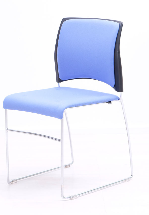 Konferensstol som passar perfekt till sommaren 2025!