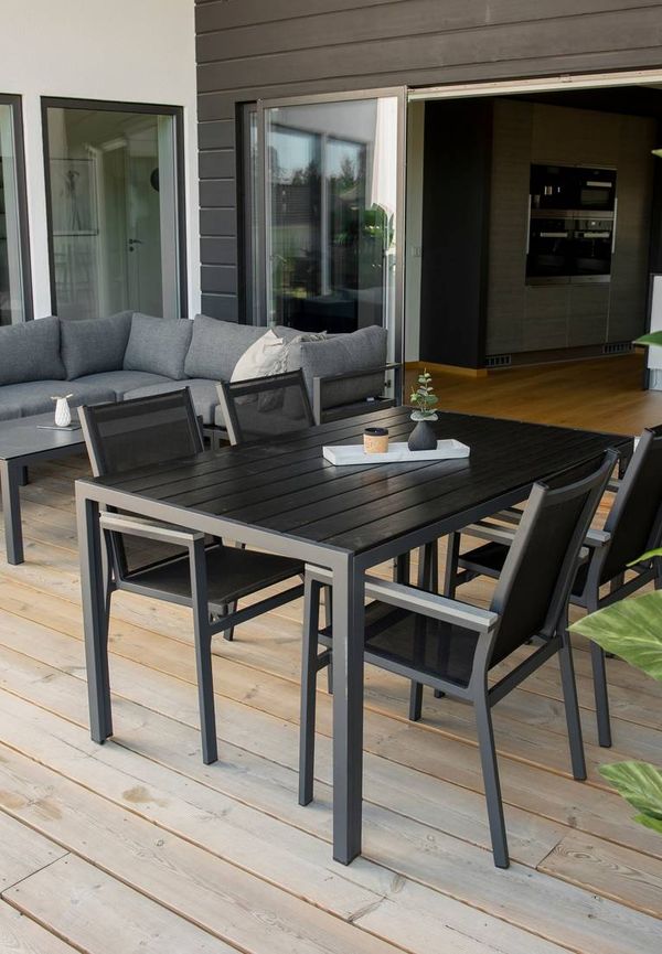 Moderiktig bord som passar bra vid många olika tillfällen.