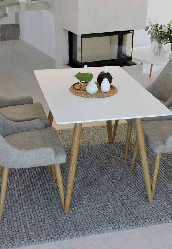 Modern ekmatbord 2025 från Venture Home.