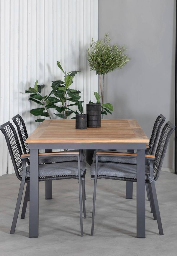 Moderiktig bord som passar bra vid många olika tillfällen.