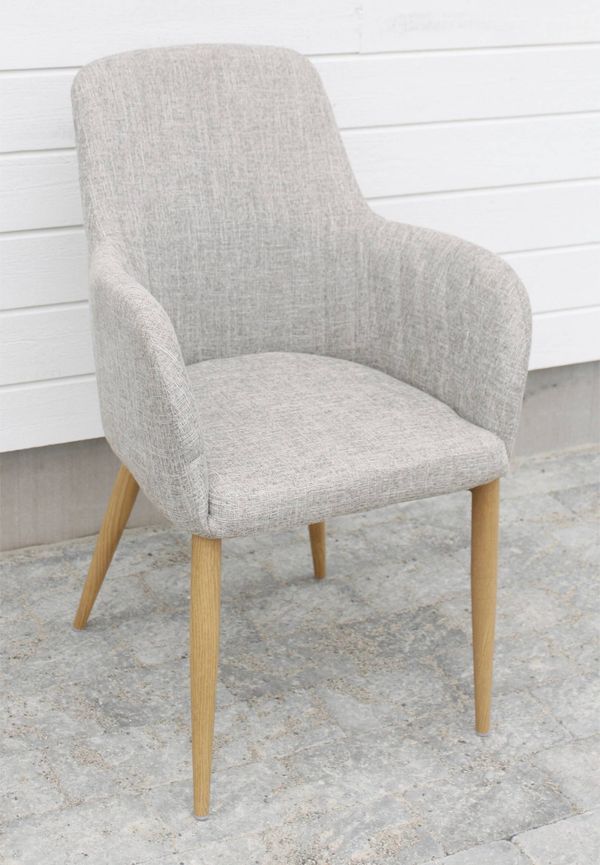 Komfortabel matstol i ek 2025 från Venture Home.