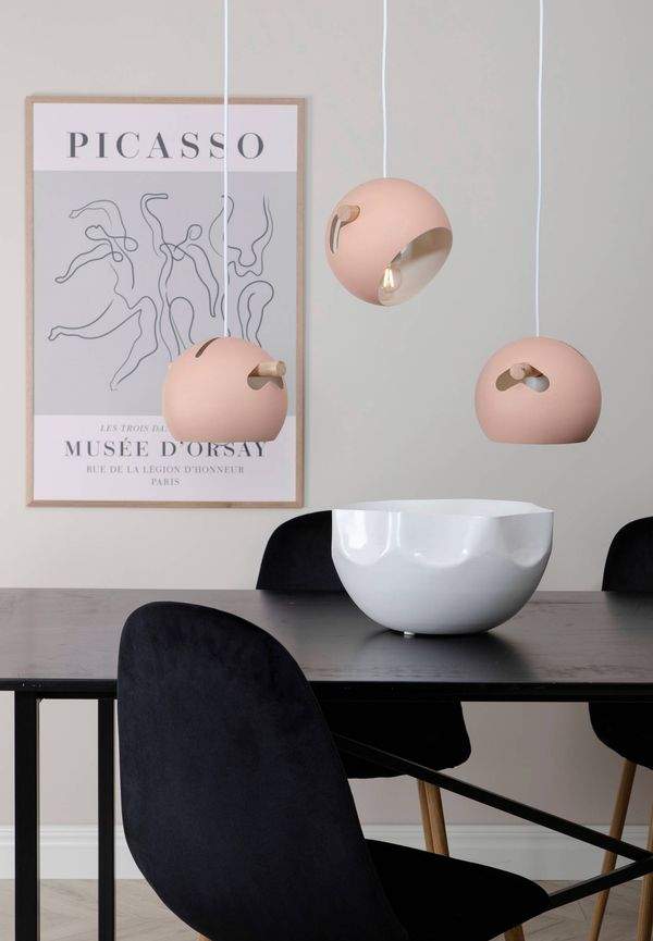 Riktigt fin venture home lampa i rosa färg gjord i järn.