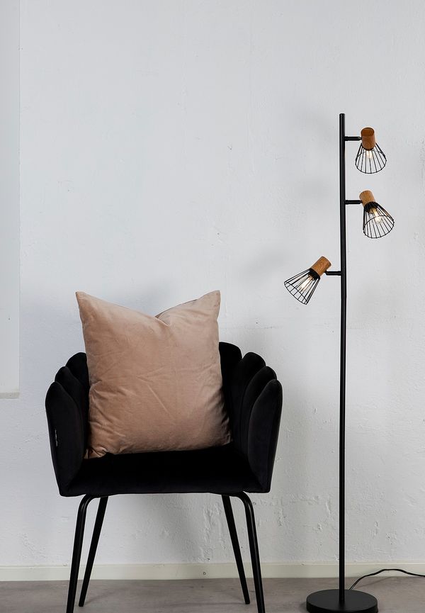 Söt venture home lampa i svart färg gjord i järn.