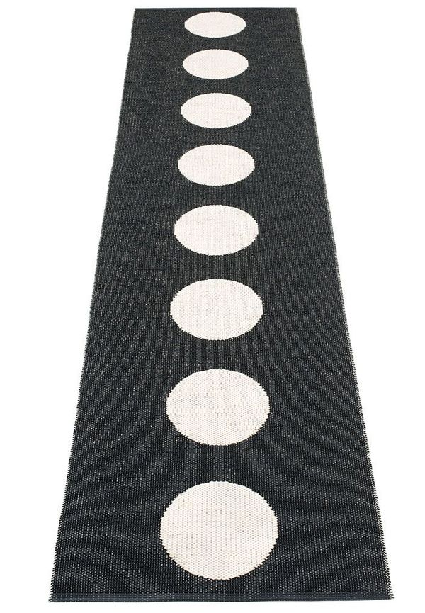 Svart Pappelina-matta i modern modell.