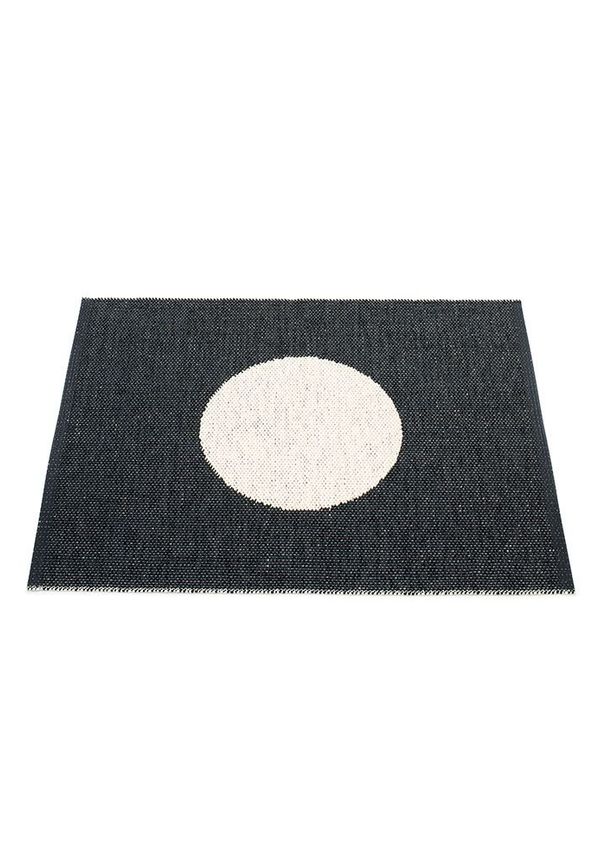Mysig plastmatta i svart från Pappelina.