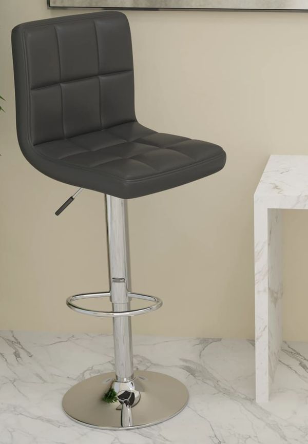 Vacker stol i svart färg gjord i bomull.