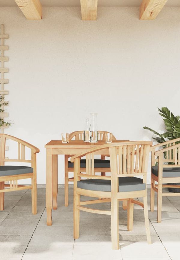 Moderiktig bord som passar bra vid många olika tillfällen.