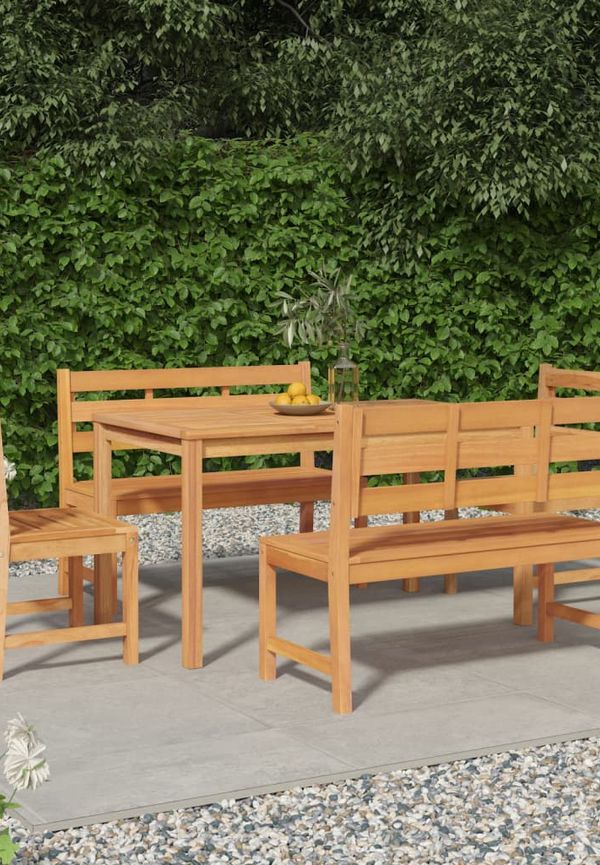 Komfortabel middagsbord i brun färg gjord i teak.