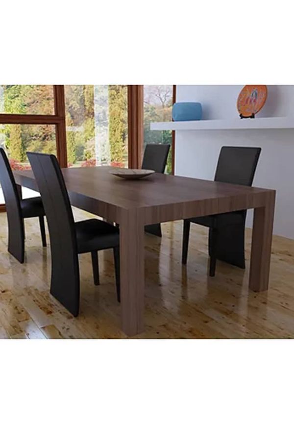 Brun matstol som passar perfekt till sommaren 2025!