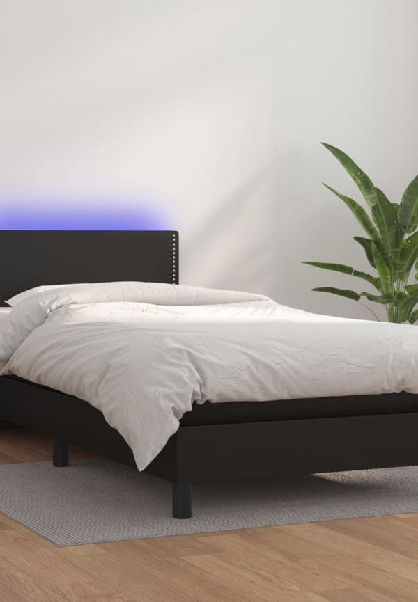 Jättesnygg Säng som passar bra vid många olika tillfällen.