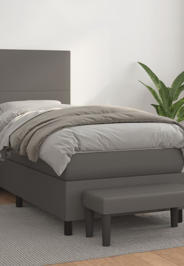 Jättesnygg Säng som passar bra vid många olika tillfällen.