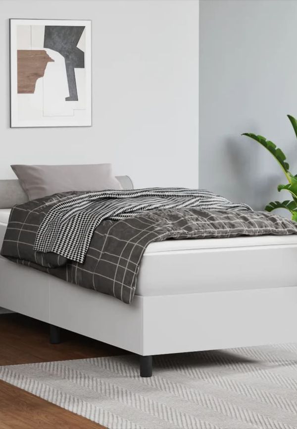 Fin säng i vit färg gjord i bomull.