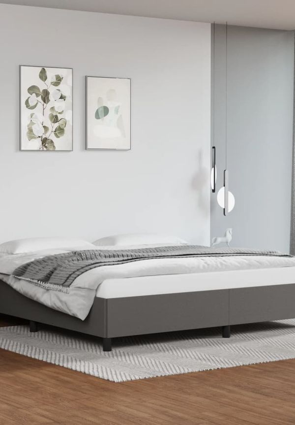 Skön Säng som passar bra vid många olika tillfällen.