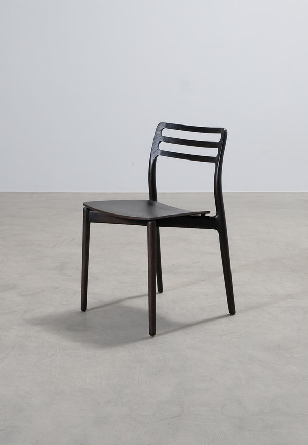 Mörkbrun Vipp-ekstol i stilren modell.