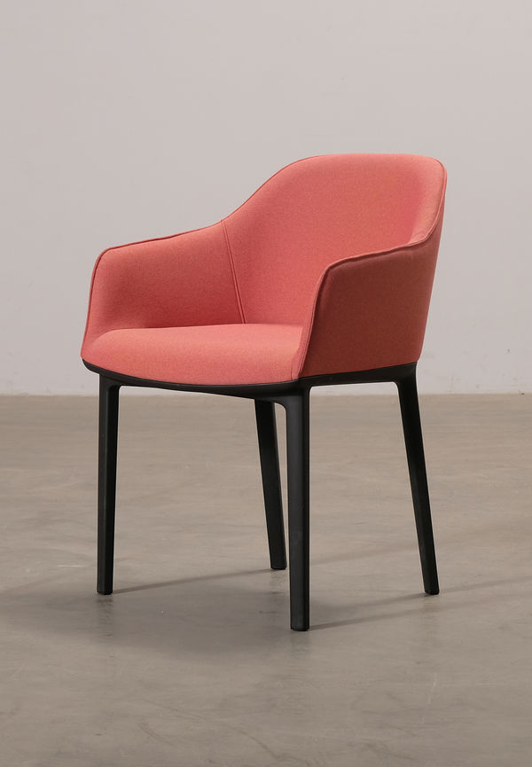 Otroligt snygg röd stol 2025 från Vitra.