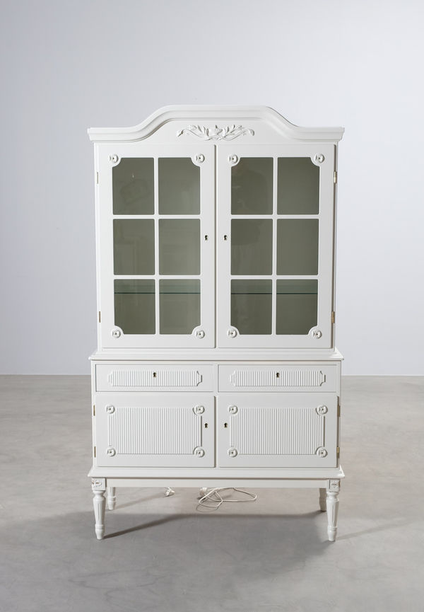 Vit No brand-vitrinskåp i klassisk modell.