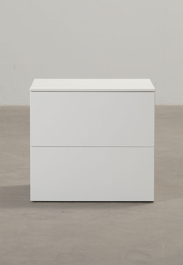 Vit Voice Arctic-nattduksbord i komfortabel modell.