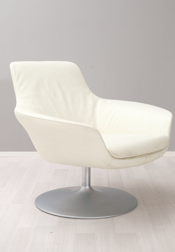 Vit Walter Knoll-fåtölj i fantastiskt fin modell.