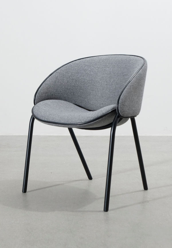 Modern grå stol i läder från Wendelbo.