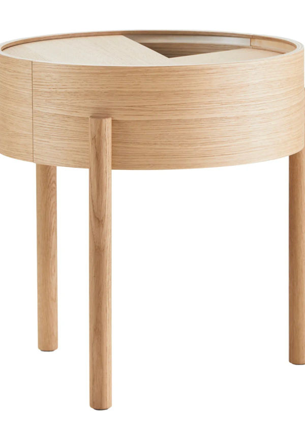 Stilren sidobord i beige färg gjord i ek.