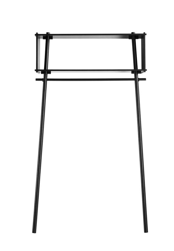 Riktigt snygg svart möbel i ek från Woud.