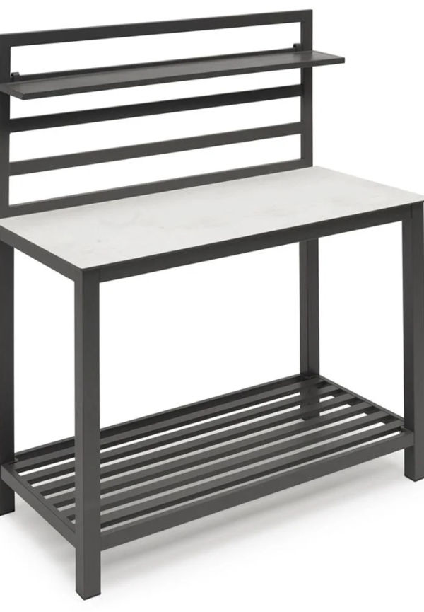 Vit Hillerstorp-arbetsbänk i söt modell.