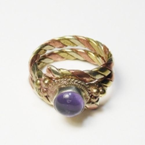 Кольцо витое с фиолетовым камнем (1,8 см). 