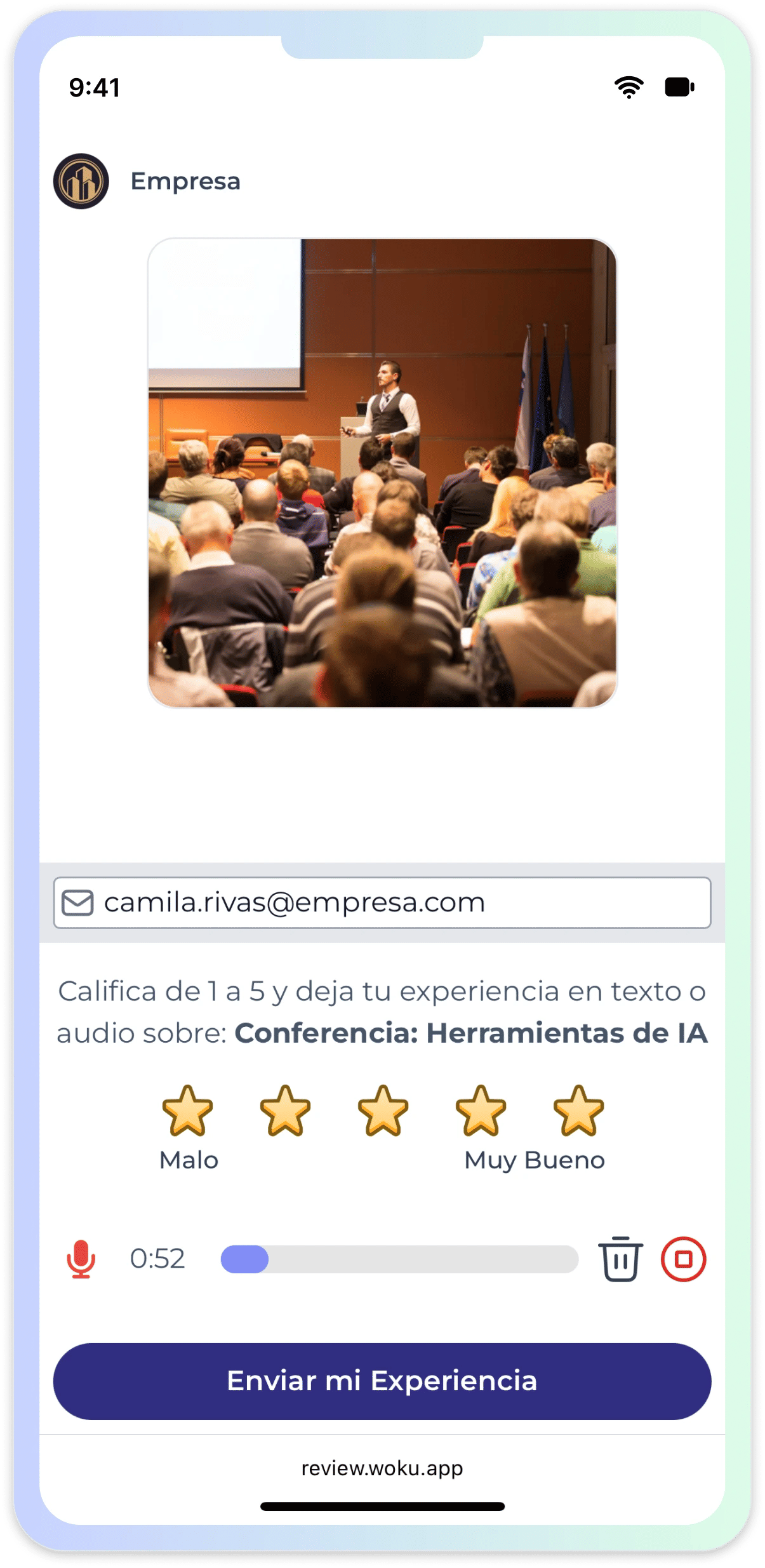 Captura de woku en celular para responder una experiencia: se ve el evento, el campo de email, la calificación con estrellas y una reseña en audio en curso (micrófono, tiempo y barra de grabación), con el botón “Enviar mi Experiencia”.