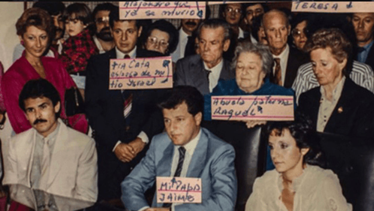 Sessizlik Düşen Bir Bedendir (El silencio es un cuerpo que cae)