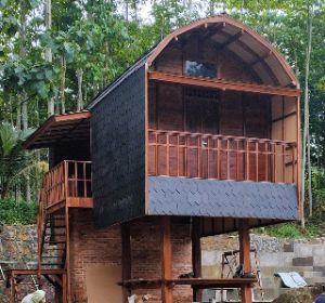 Rumah Kayu Eksklusif di Kota Malang – Ideal untuk Hunian Sejuk dan Artistik