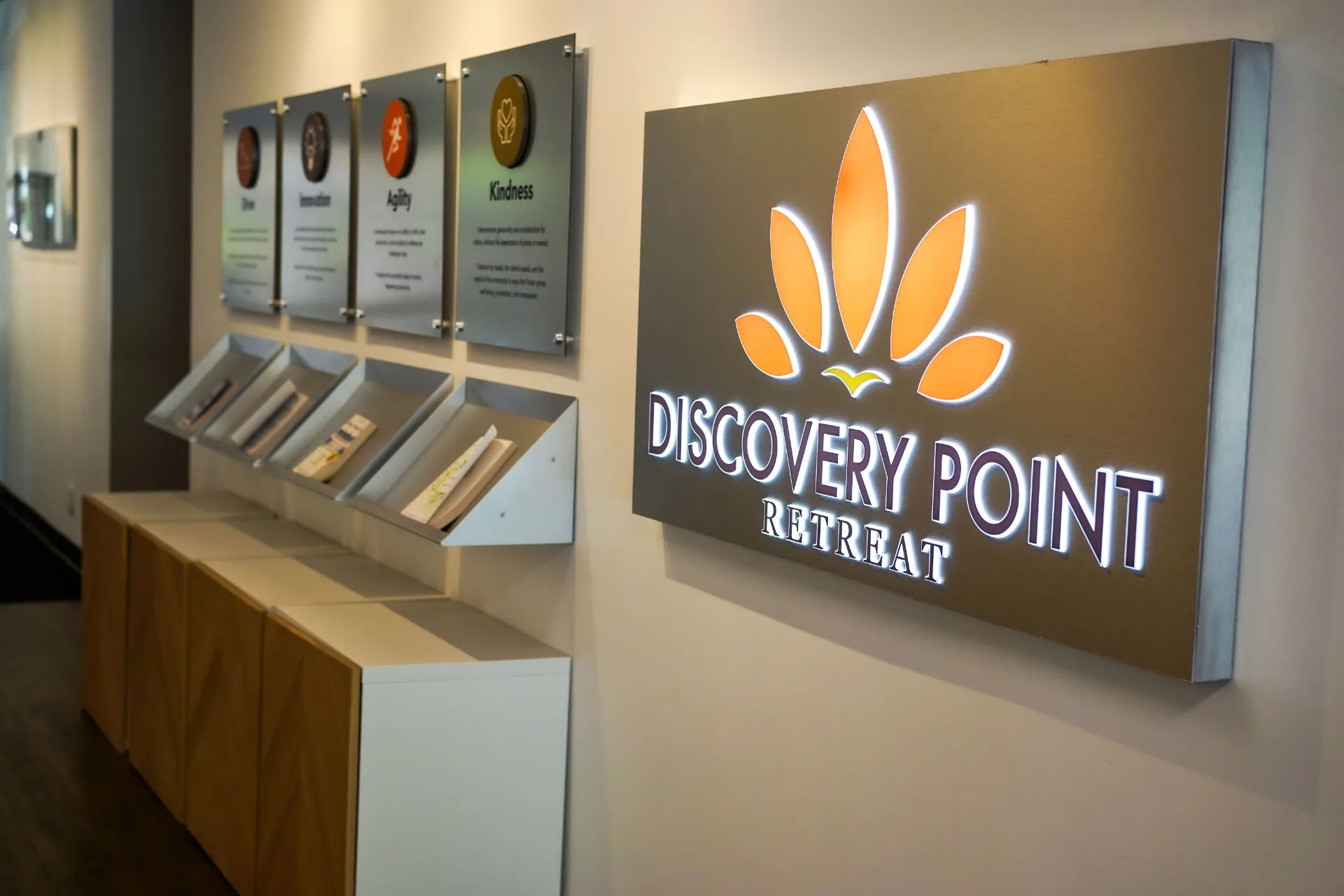 A welcoming shared space at Discovery Point Retreat's Dallas-Fort Worth outpatient facility, where IOP clients attend group and individual sessions.
