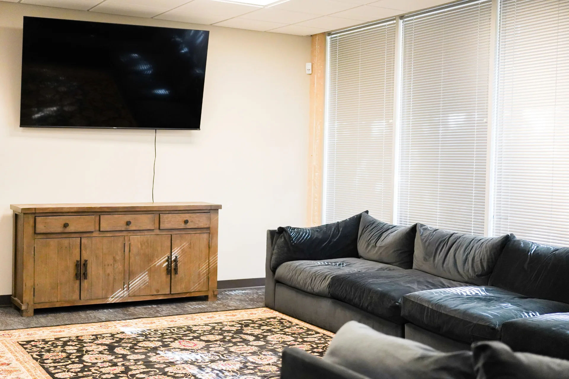 Discovery Point Retreat's Dallas-Fort Worth outpatient facility where the Intensive Outpatient Program (IOP) takes place — a calm, comfortable space for group and individual therapy that fits around work and school.