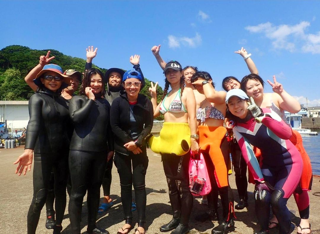 左一是seazoo老板娘,左四是老板