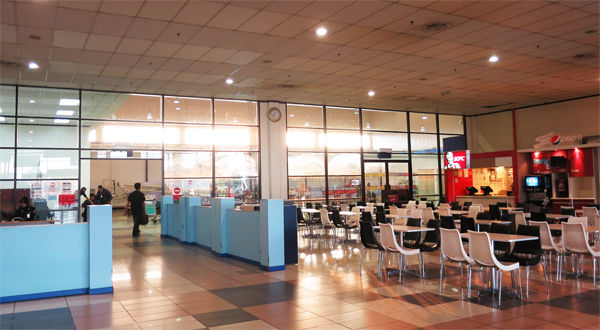 lcct2 站在咖啡店门口,就可以看到有kfc一侧,有个玻璃门进去,就是卖出租车票的。