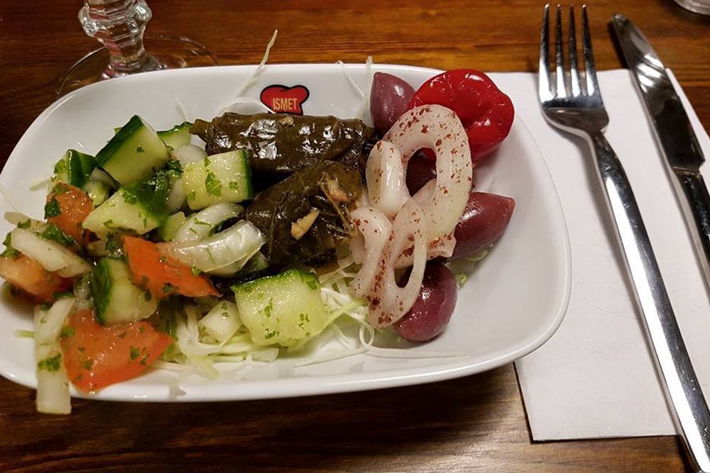 Salaatti ja dolmat