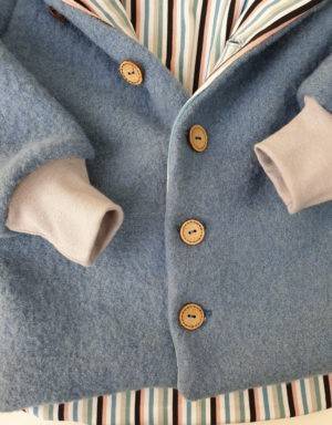 Walkjacke blau, bunte Streifen