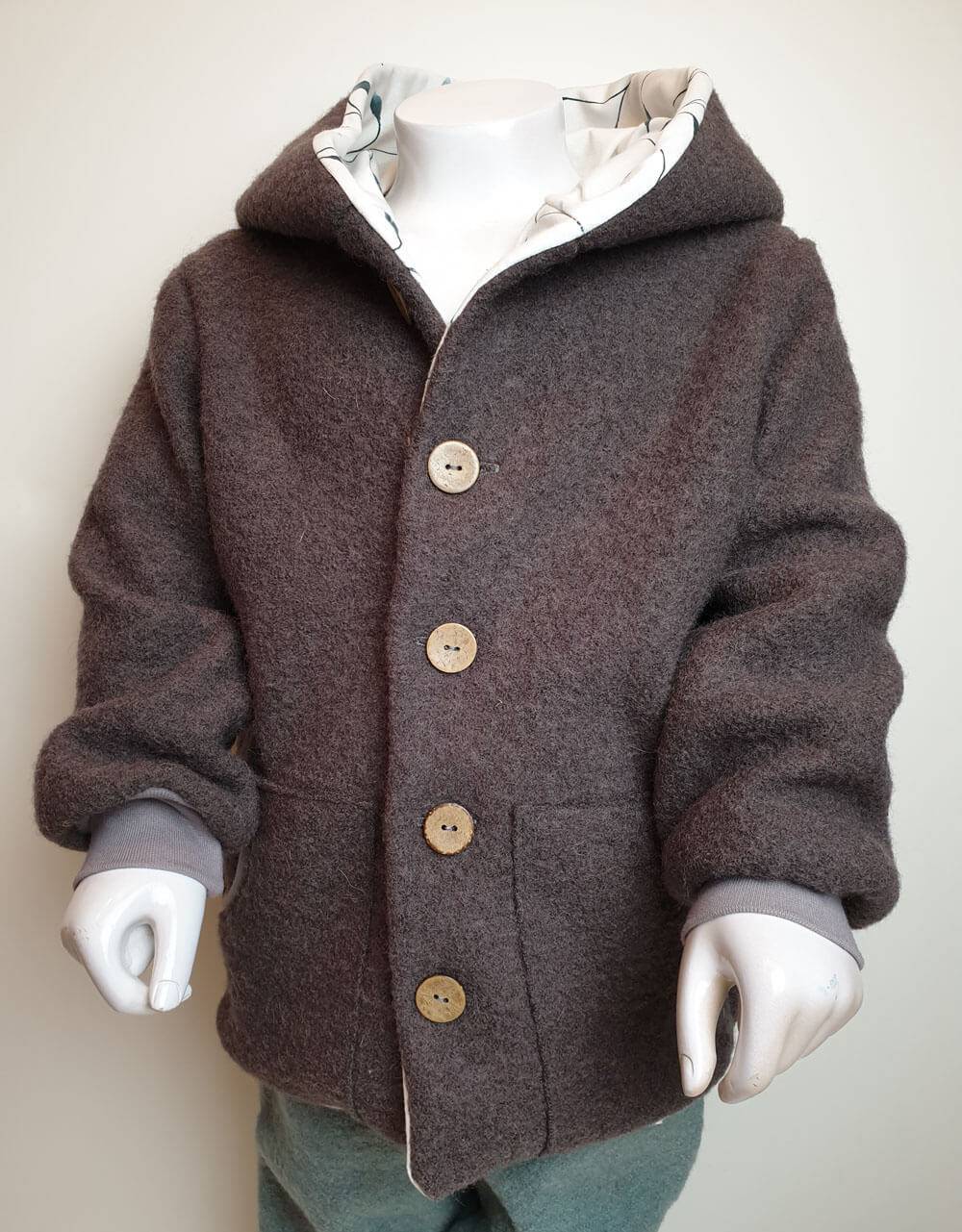 Walkjacke taupe, weiß mit grünen Blättern